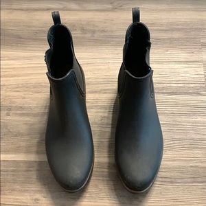 Black chunky rain boots